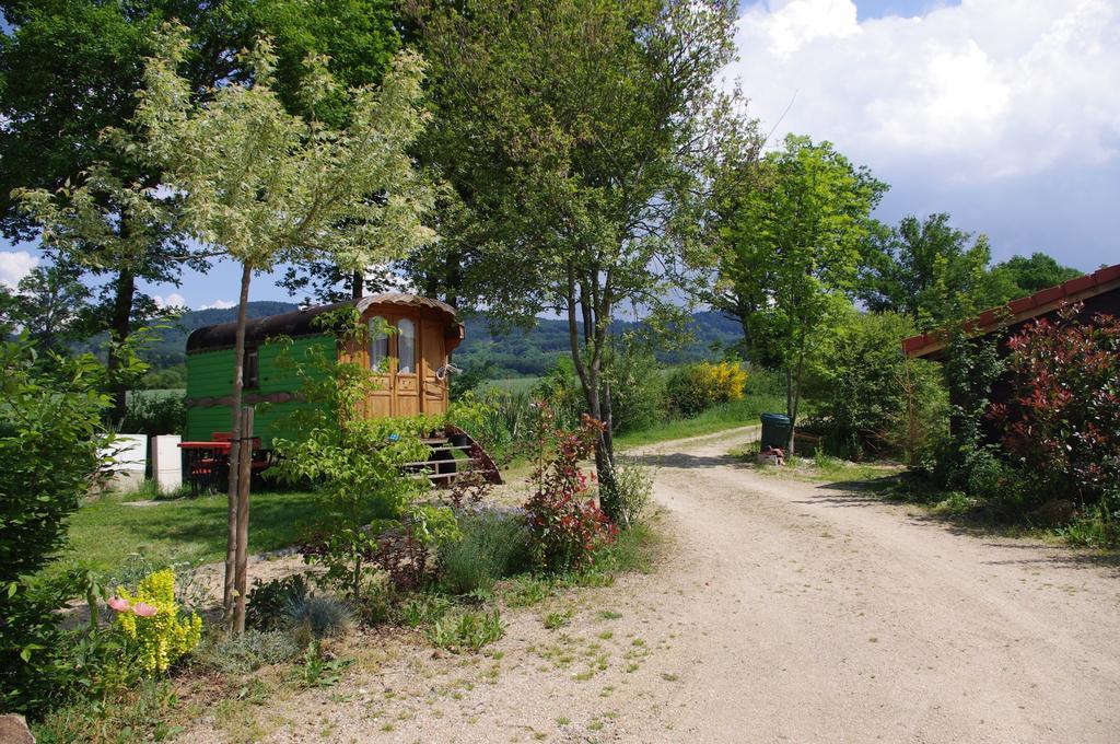 Les Roulottes Et Cabanes Du Livradois Casa de hóspedes Cunlhat Exterior foto