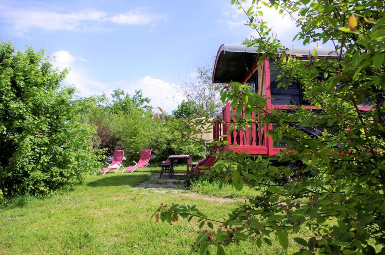 Les Roulottes Et Cabanes Du Livradois Casa de hóspedes Cunlhat Exterior foto