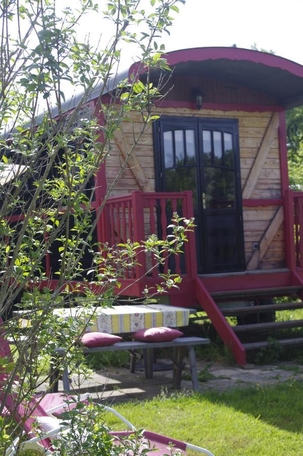 Les Roulottes Et Cabanes Du Livradois Casa de hóspedes Cunlhat Exterior foto