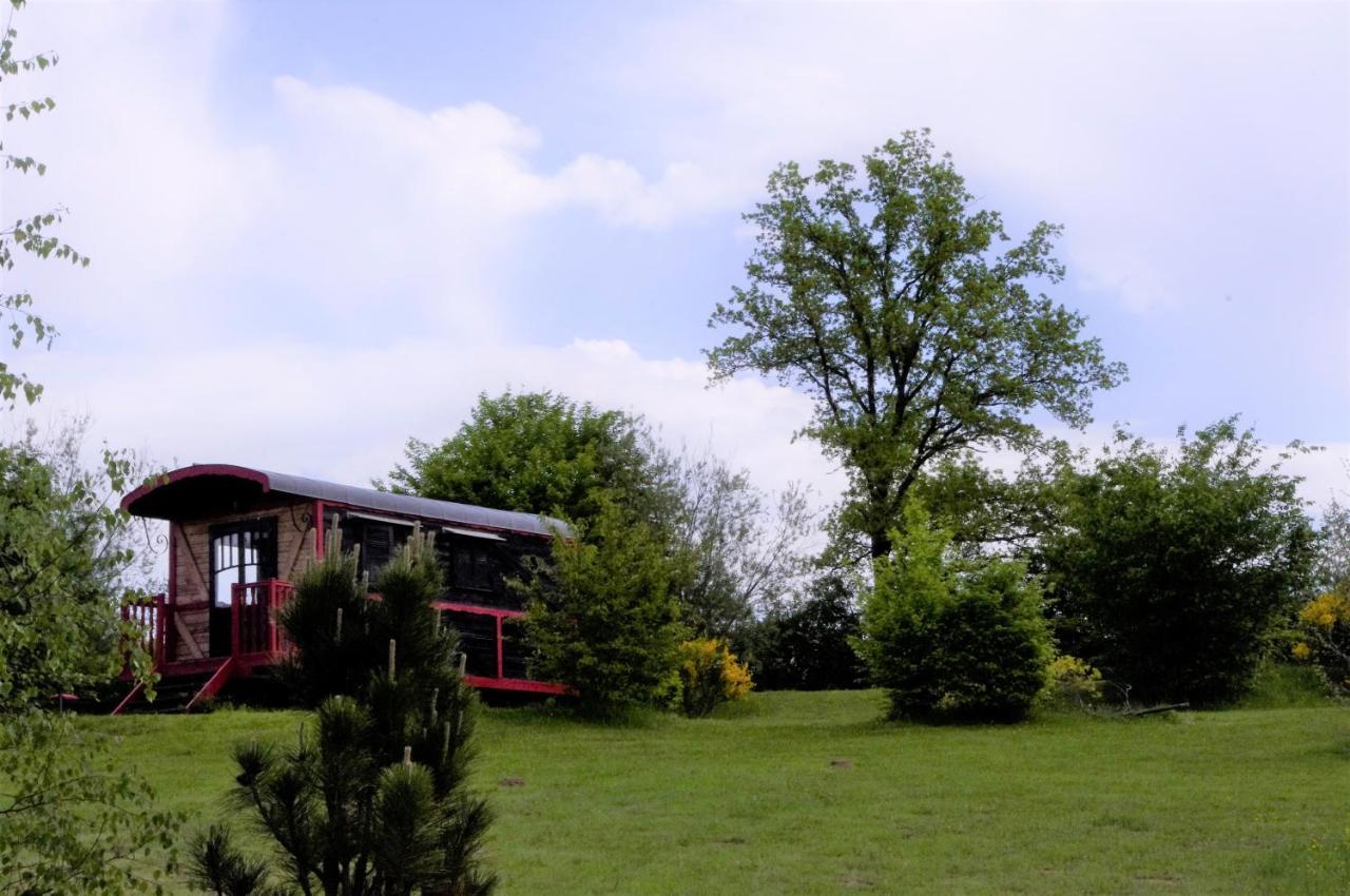 Les Roulottes Et Cabanes Du Livradois Casa de hóspedes Cunlhat Exterior foto